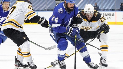 NHL季后赛次轮激战：坦帕湾闪电主场迎战波士顿棕熊，大西洋赛区宿敌再掀冰上风暴