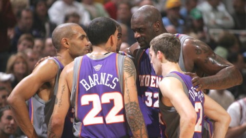 33年前的暴力美学重现——太阳旧将奥尼尔曾扣碎篮板，如今新帅奥特客场吞首败，布克34分变空砍