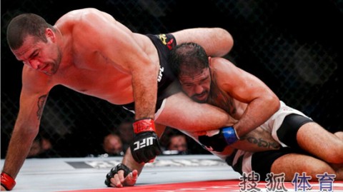 34秒恩怨了结：罗西一拳KO科雷娅，UFC女王第六度卫冕再写统治传奇