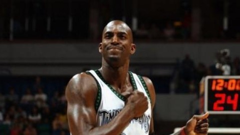 NBA球员往上指那一刻的震撼：盘点那些让你瞬间泪目的祈祷动作