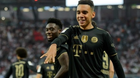 从巴黎街头到塞纳河畔，那个像“士兵”一样的男人点醒了我