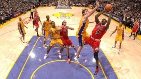 41岁老詹半场暴走却险些“翻车”？东契奇46分“拆解”公牛，湖人这1胜背后藏着大隐患！