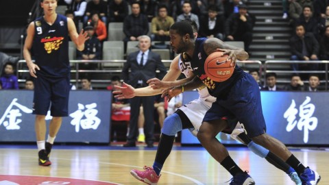 CBA战报｜弃用萨林杰收奇效，广东主场111-89大胜新疆完成复仇